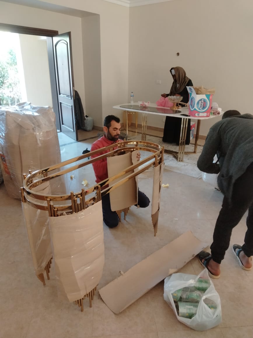 عمال ينقلون الأثاث